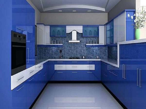 Белая кухня синяя столешница. Синие кухни. Кухня в синем цвете. Синий кухонный гарнитур. Кухонный гарнитур синего цвета.